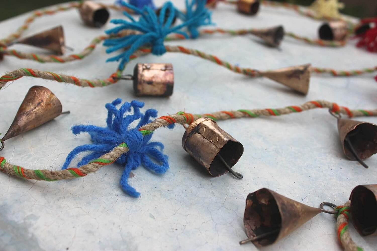 Enhance your holiday spirit with our vintage tin cow bells garland. Perfect for indoor and outdoor decoration! 5 pieces with jute rope included.