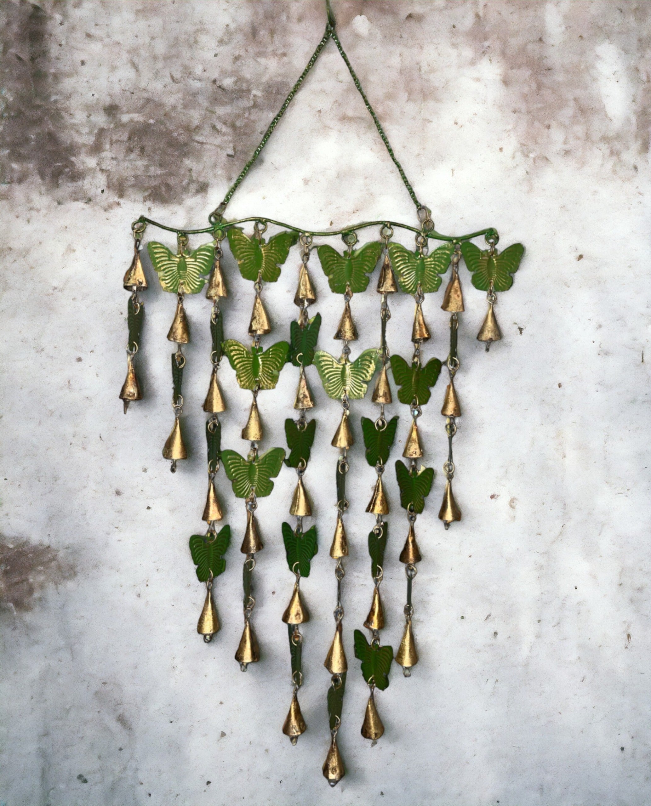Enhance your space with this green 28 butterflies wind chime, perfect for indoor and outdoor decoration. Tinkling bells create a soothing ambiance.