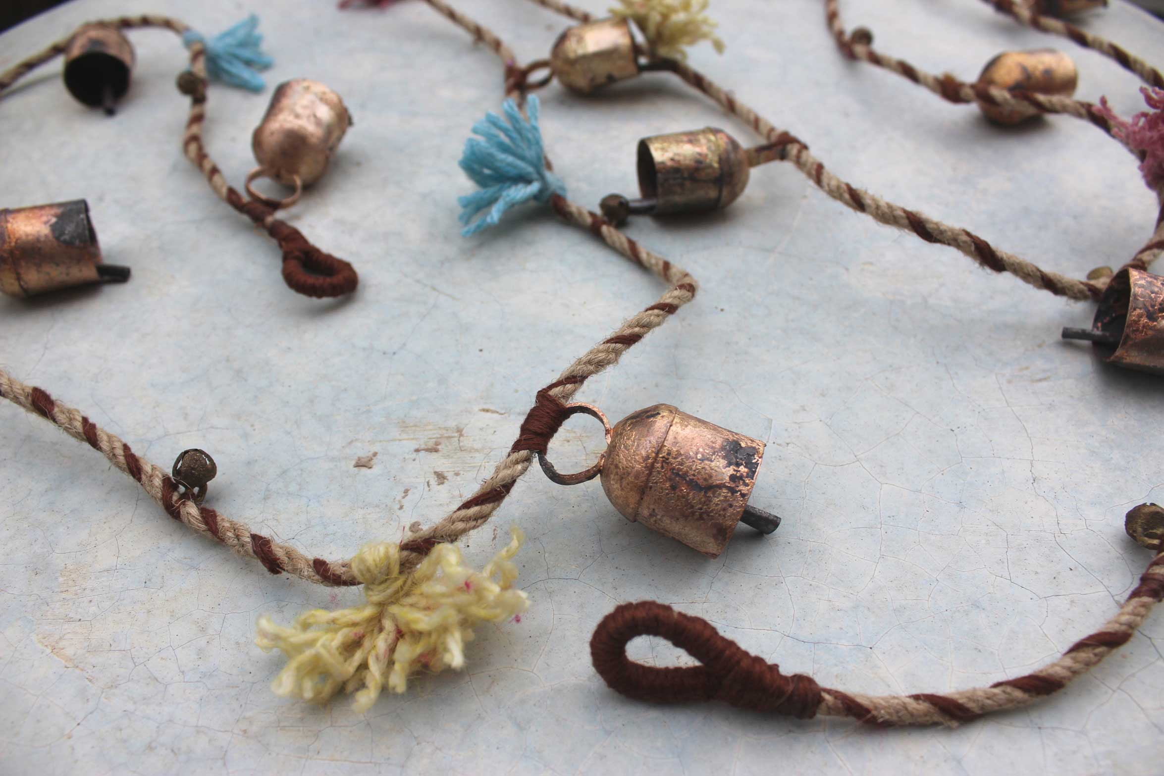 Enhance your holiday spirit with our vintage tin cow bells garland. Perfect for indoor and outdoor decoration! 5 pieces with jute rope included.