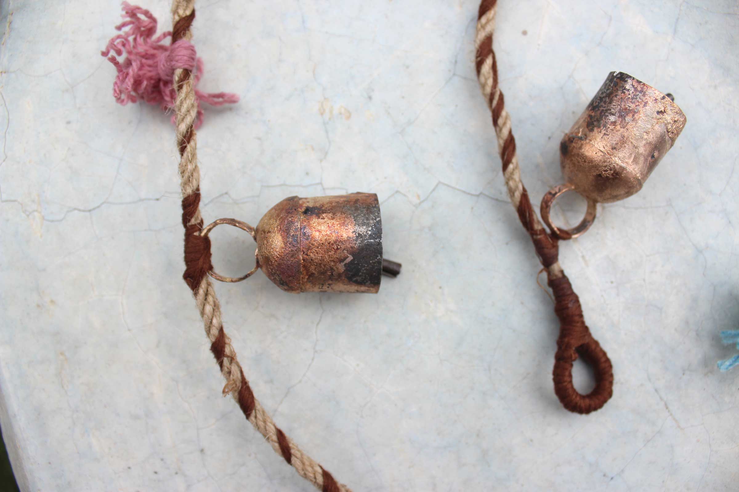 Enhance your holiday spirit with our vintage tin cow bells garland. Perfect for indoor and outdoor decoration! 5 pieces with jute rope included.