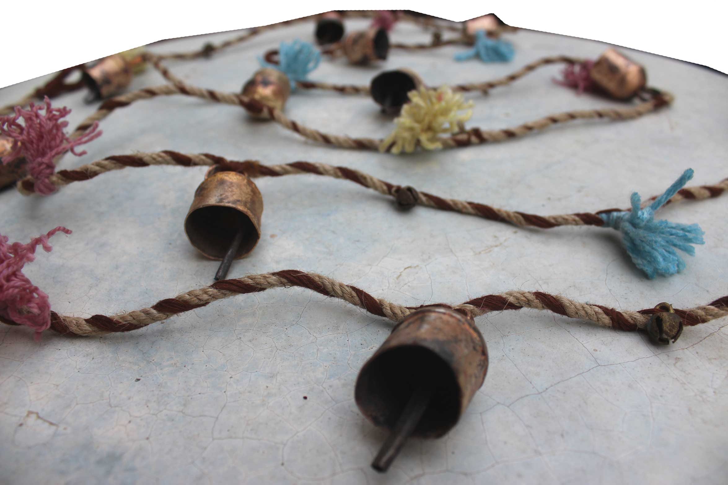 Enhance your holiday spirit with our vintage tin cow bells garland. Perfect for indoor and outdoor decoration! 5 pieces with jute rope included.