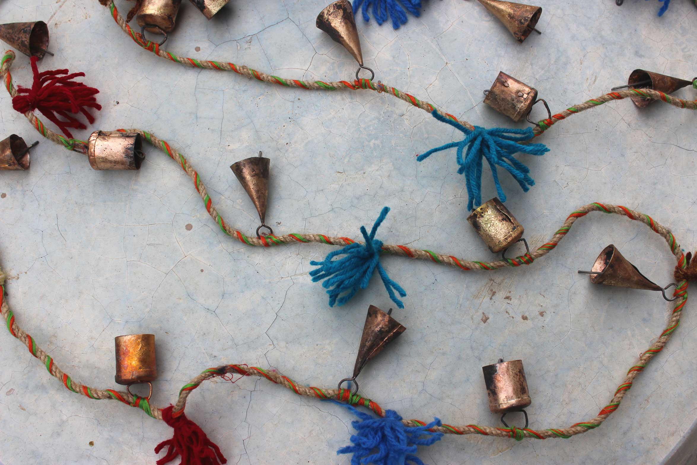 Enhance your holiday spirit with our vintage tin cow bells garland. Perfect for indoor and outdoor decoration! 5 pieces with jute rope included.