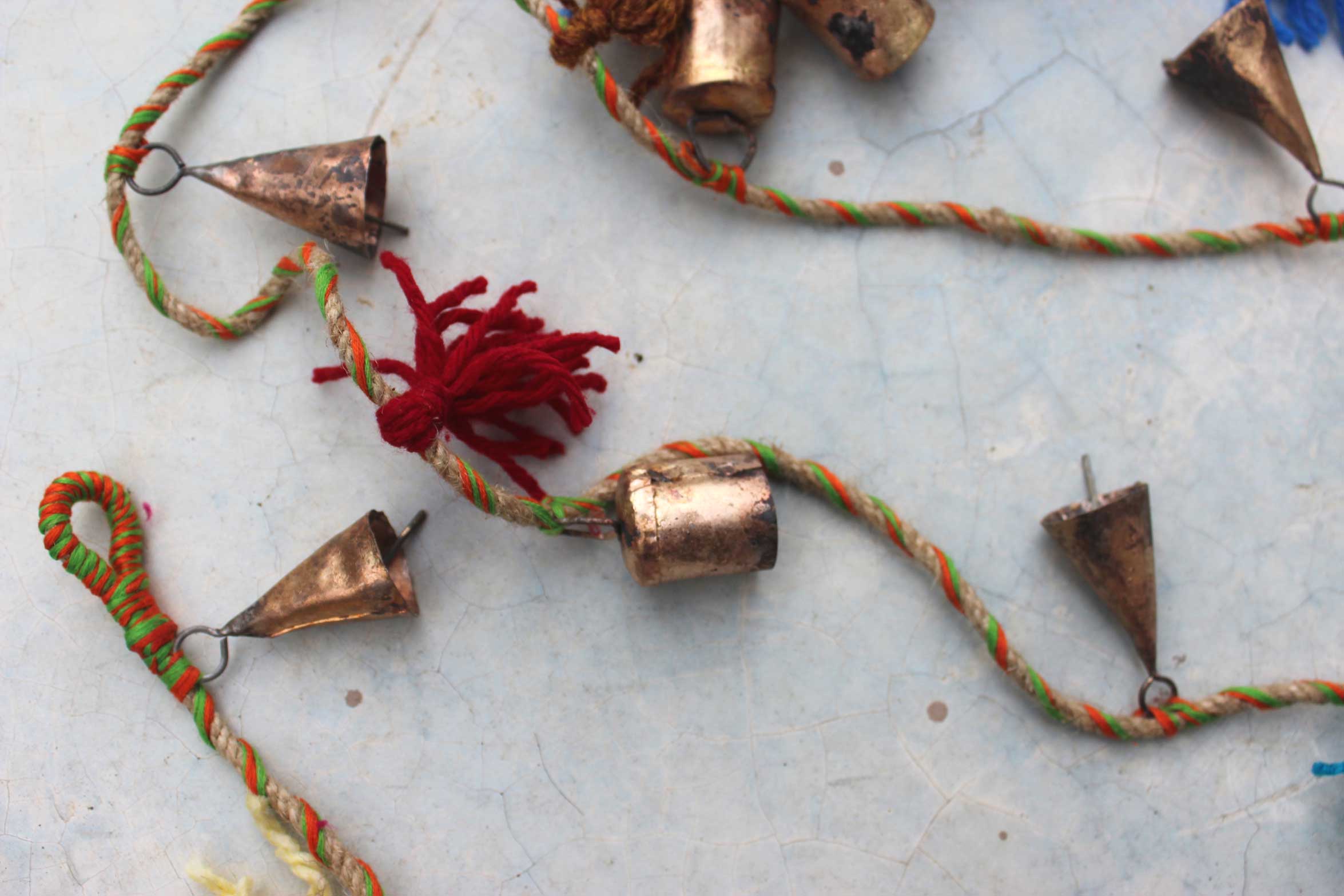 Enhance your holiday spirit with our vintage tin cow bells garland. Perfect for indoor and outdoor decoration! 5 pieces with jute rope included.