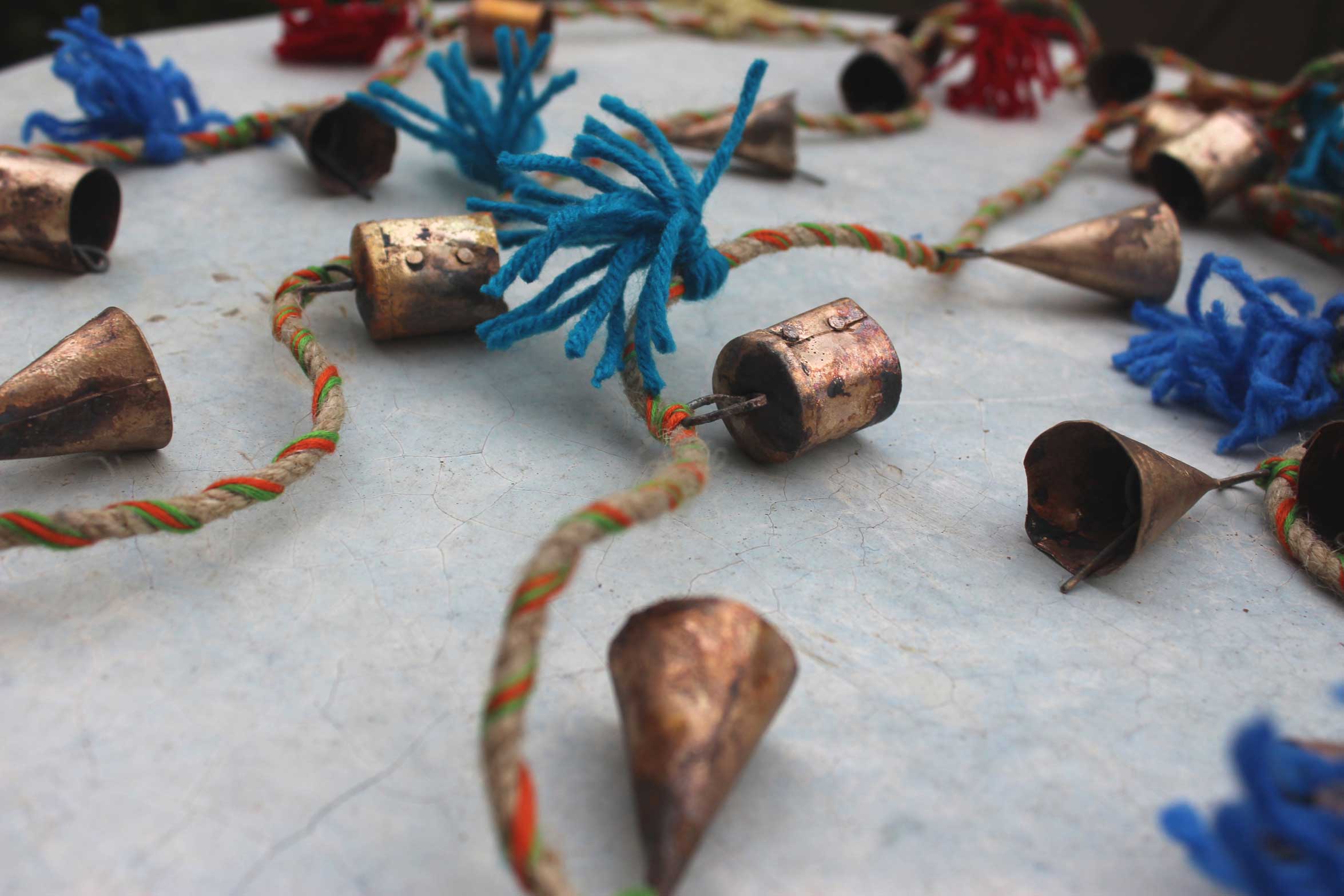 Enhance your holiday spirit with our vintage tin cow bells garland. Perfect for indoor and outdoor decoration! 5 pieces with jute rope included.