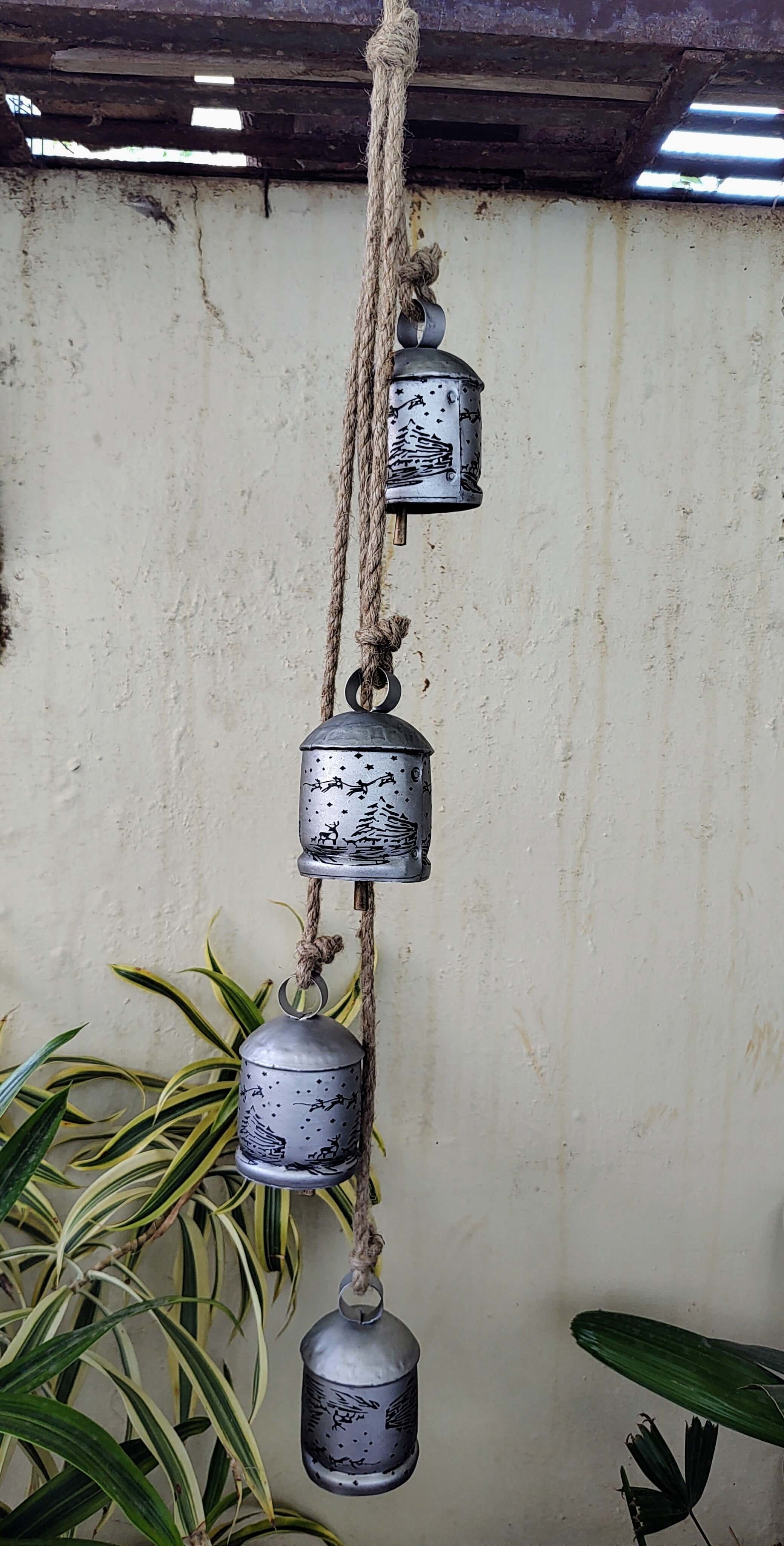 Enhance your space with 5 handcrafted silver bells. Perfect for relaxation, these 82 cm chimes create soothing sounds indoors or outdoors.