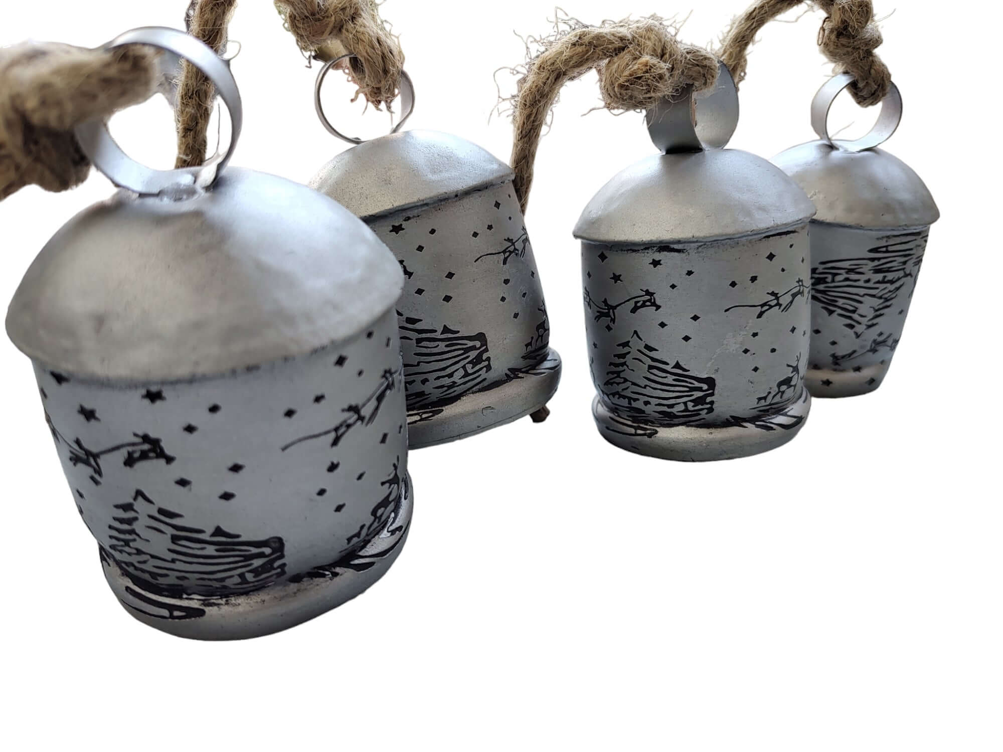 Enhance your space with 5 handcrafted silver bells. Perfect for relaxation, these 82 cm chimes create soothing sounds indoors or outdoors.