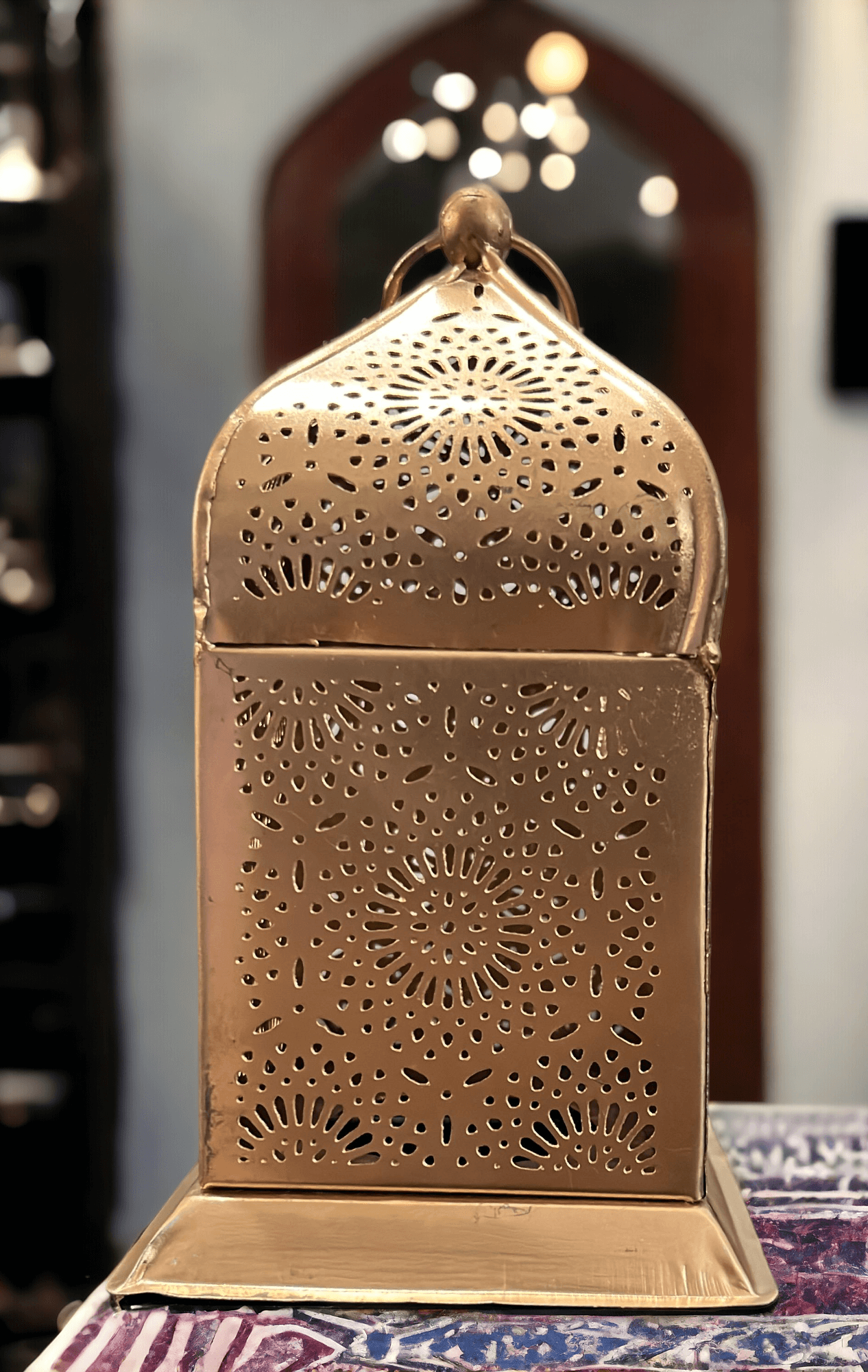 Illuminate your space with this 6.5" antique-style candle lantern, crafted in gold iron. Perfect for décor and ambiance!