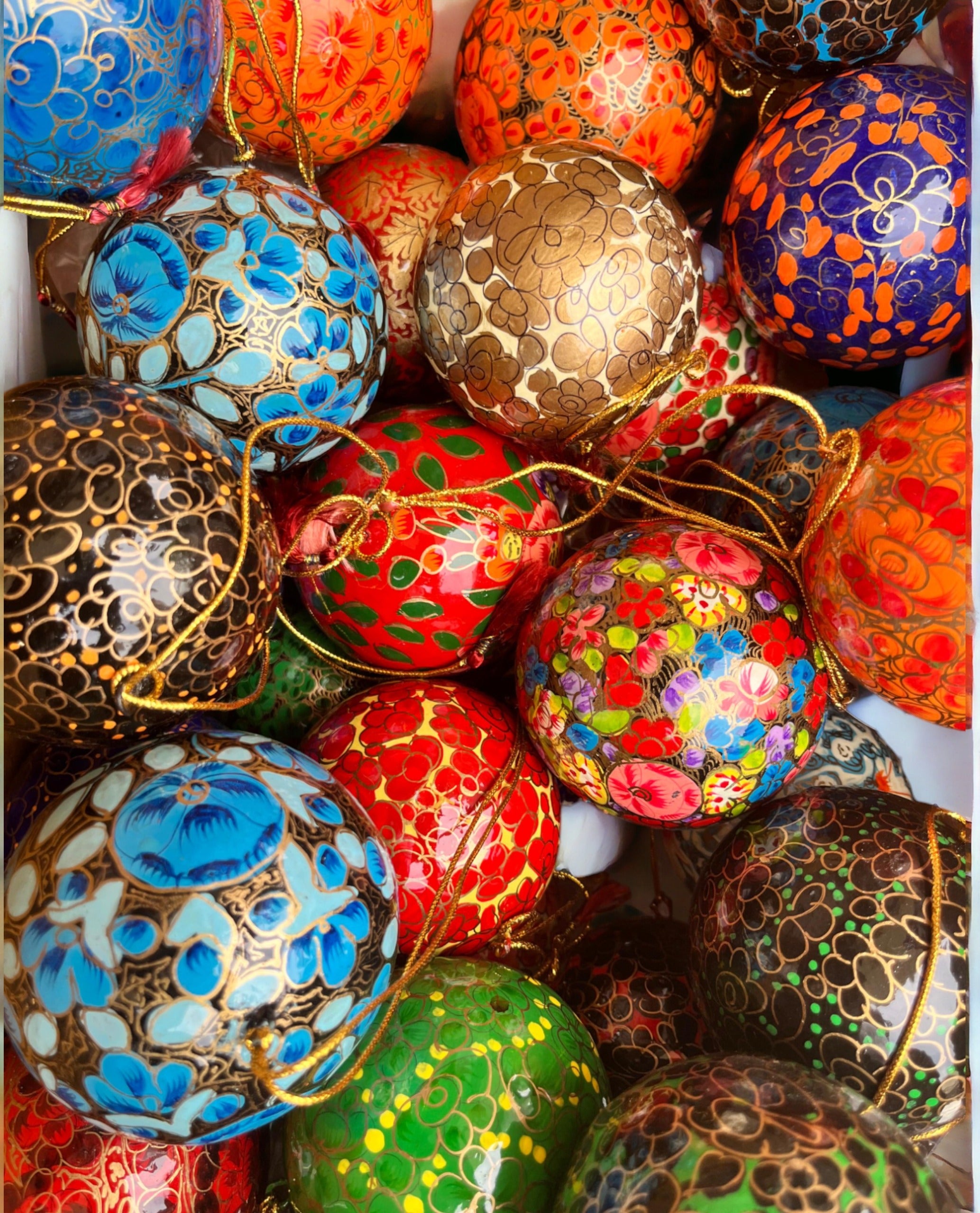 Home Decoration Ornaments Paper Mache Balls , Christmas Gifts , X-Mas Tree Ornaments Hand Painted Colourful Balls