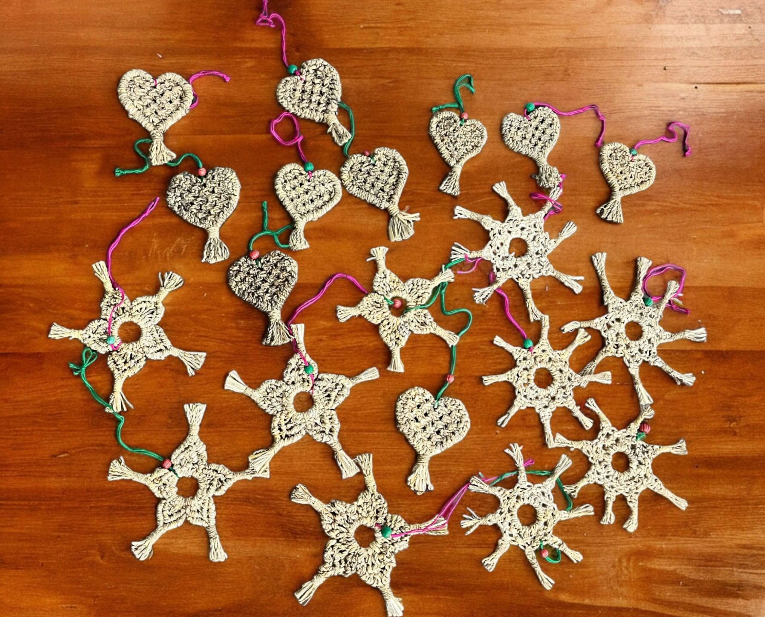 Handwoven star and heart ornaments made from banana fiber, eco-friendly Christmas decorations in a 50-piece lot.
