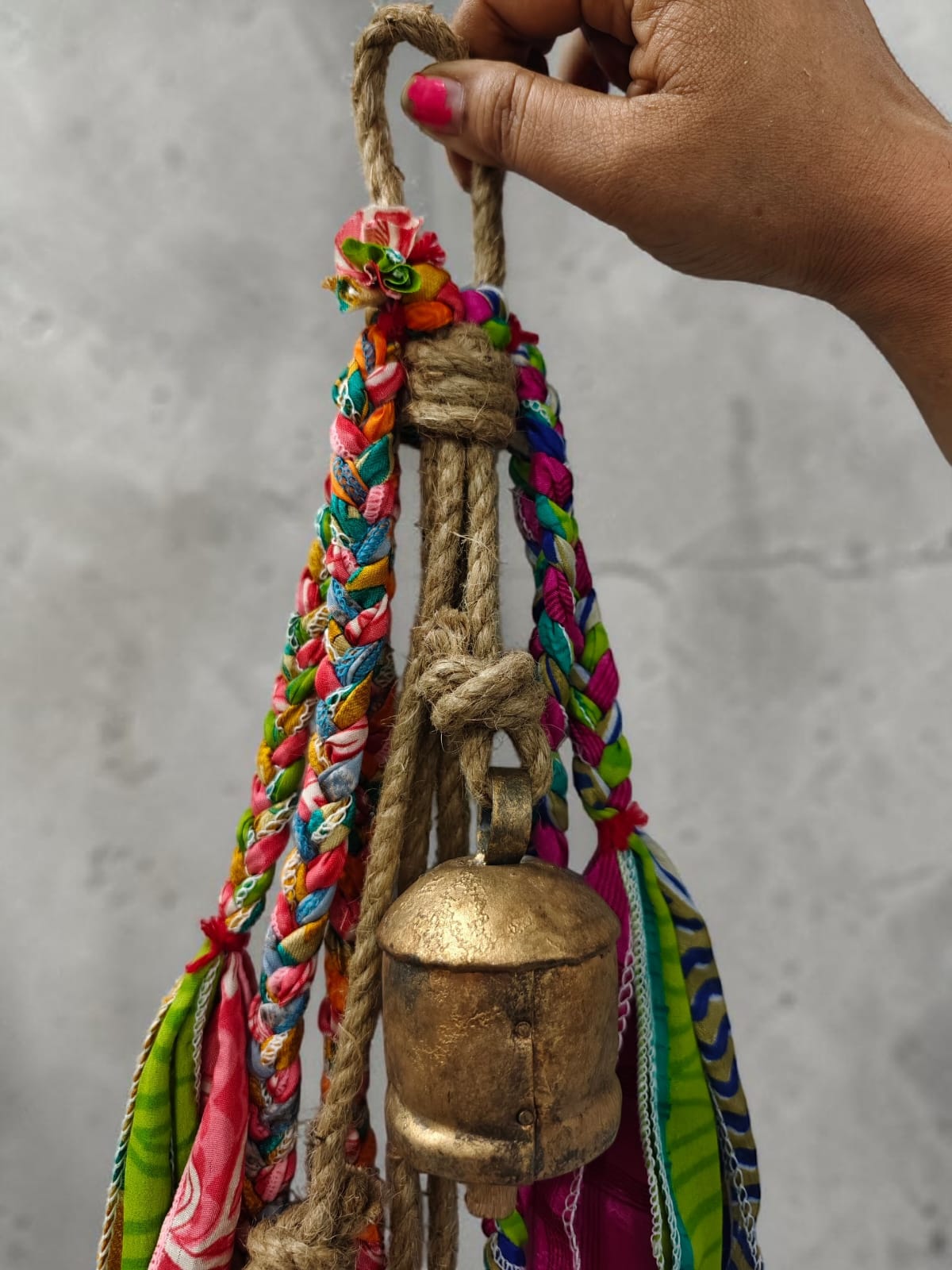 Mango Gifts Rustic Iron 4 Vintage Metal Bells Hanging Windchime with Rope Relaxing Tranquil Wind Chimes 72 cm Height (Copy)