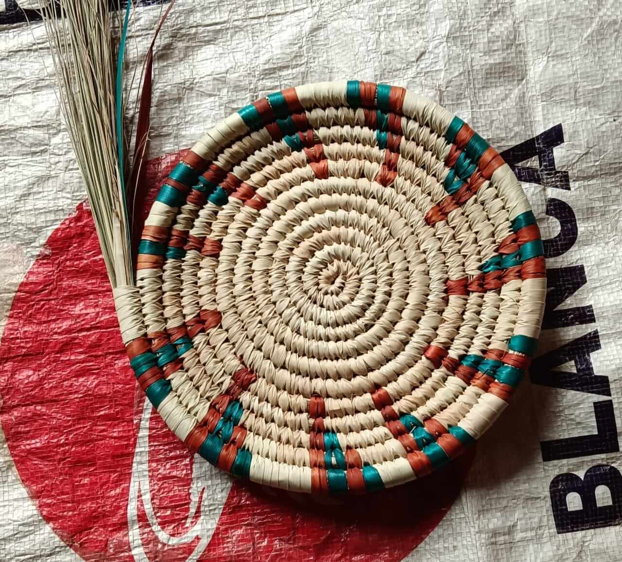 Handwoven Sabai grass plate, multicolor pattern, eco-friendly décor, perfect for wall hanging or as a decorative centerpiece.