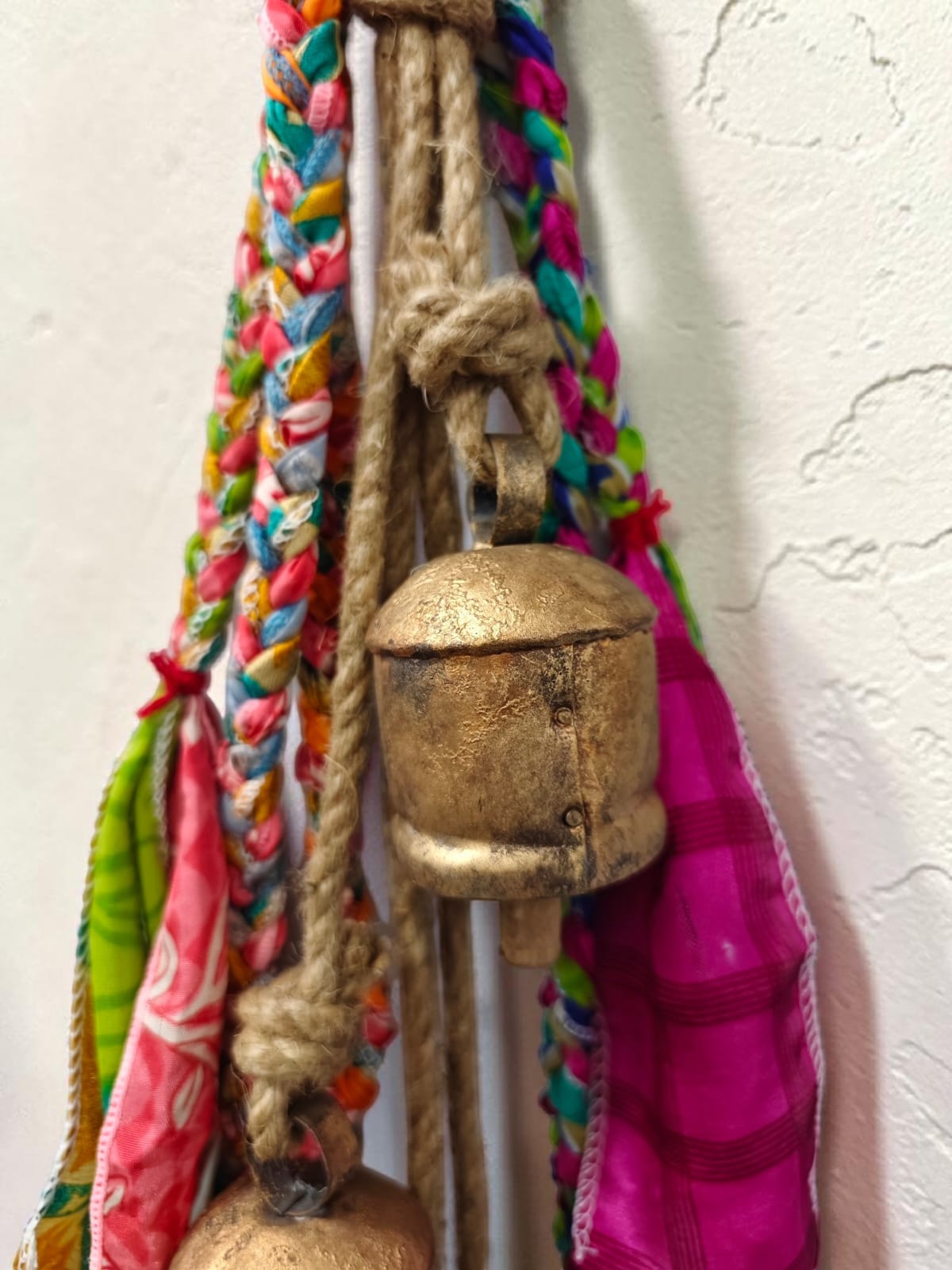Mango Gifts Rustic Iron 4 Vintage Metal Bells Hanging Windchime with Rope Relaxing Tranquil Wind Chimes 72 cm Height (Copy)