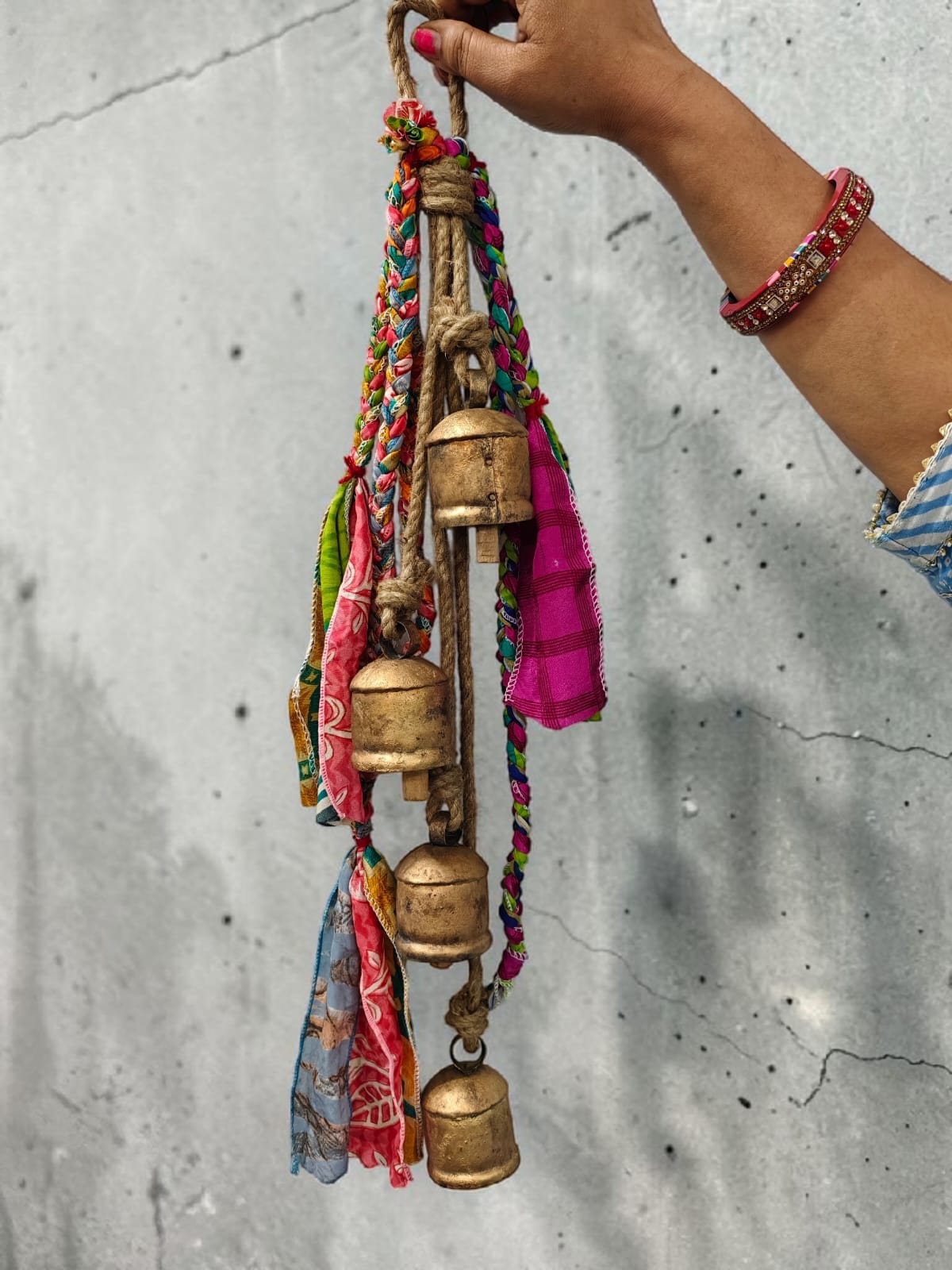 Mango Gifts Rustic Iron 4 Vintage Metal Bells Hanging Windchime with Rope Relaxing Tranquil Wind Chimes 72 cm Height (Copy)