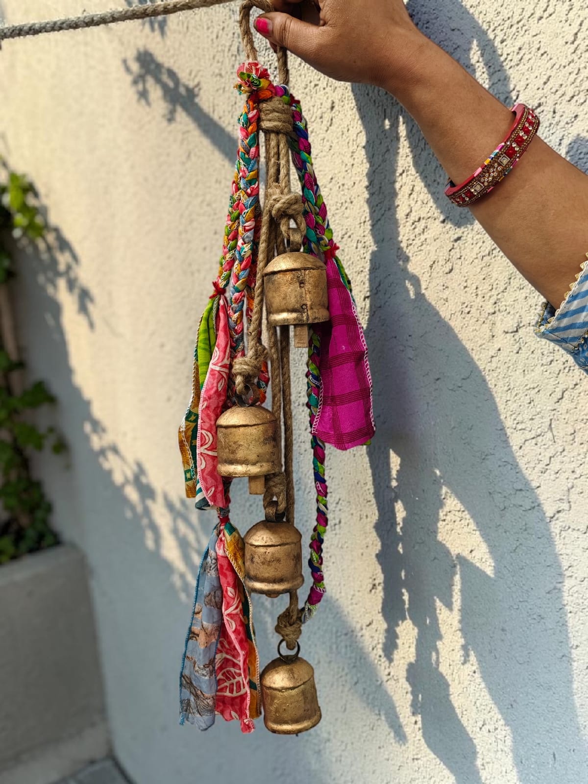 Mango Gifts Rustic Iron 4 Vintage Metal Bells Hanging Windchime with Rope Relaxing Tranquil Wind Chimes 72 cm Height (Copy)
