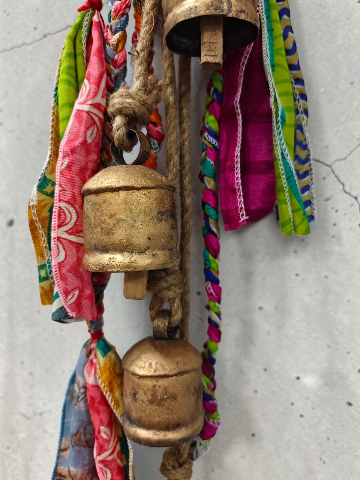 Mango Gifts Rustic Iron 4 Vintage Metal Bells Hanging Windchime with Rope Relaxing Tranquil Wind Chimes 72 cm Height (Copy)