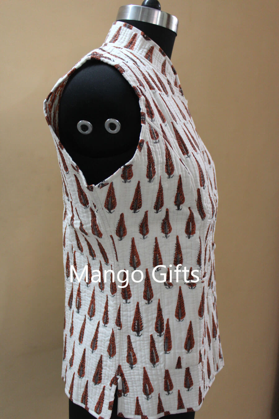 Discover our lightweight, stylish quilted jacket with pockets. Perfect for any season! Contact us for order inquiries.