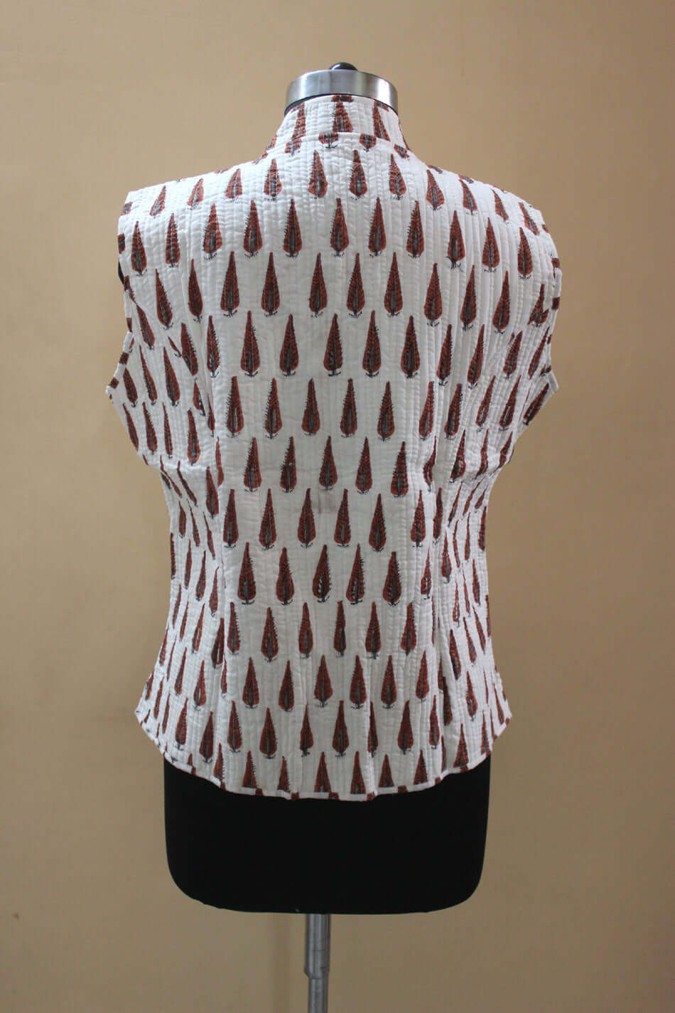 Discover our lightweight, stylish quilted jacket with pockets. Perfect for any season! Contact us for order inquiries.