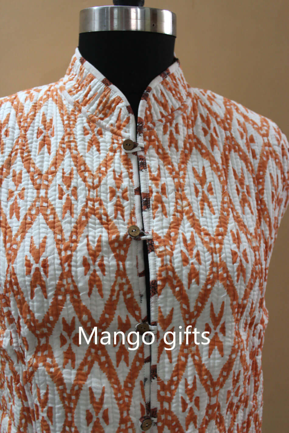 Discover our lightweight, stylish quilted jacket with pockets. Perfect for any season! Contact us for order inquiries.