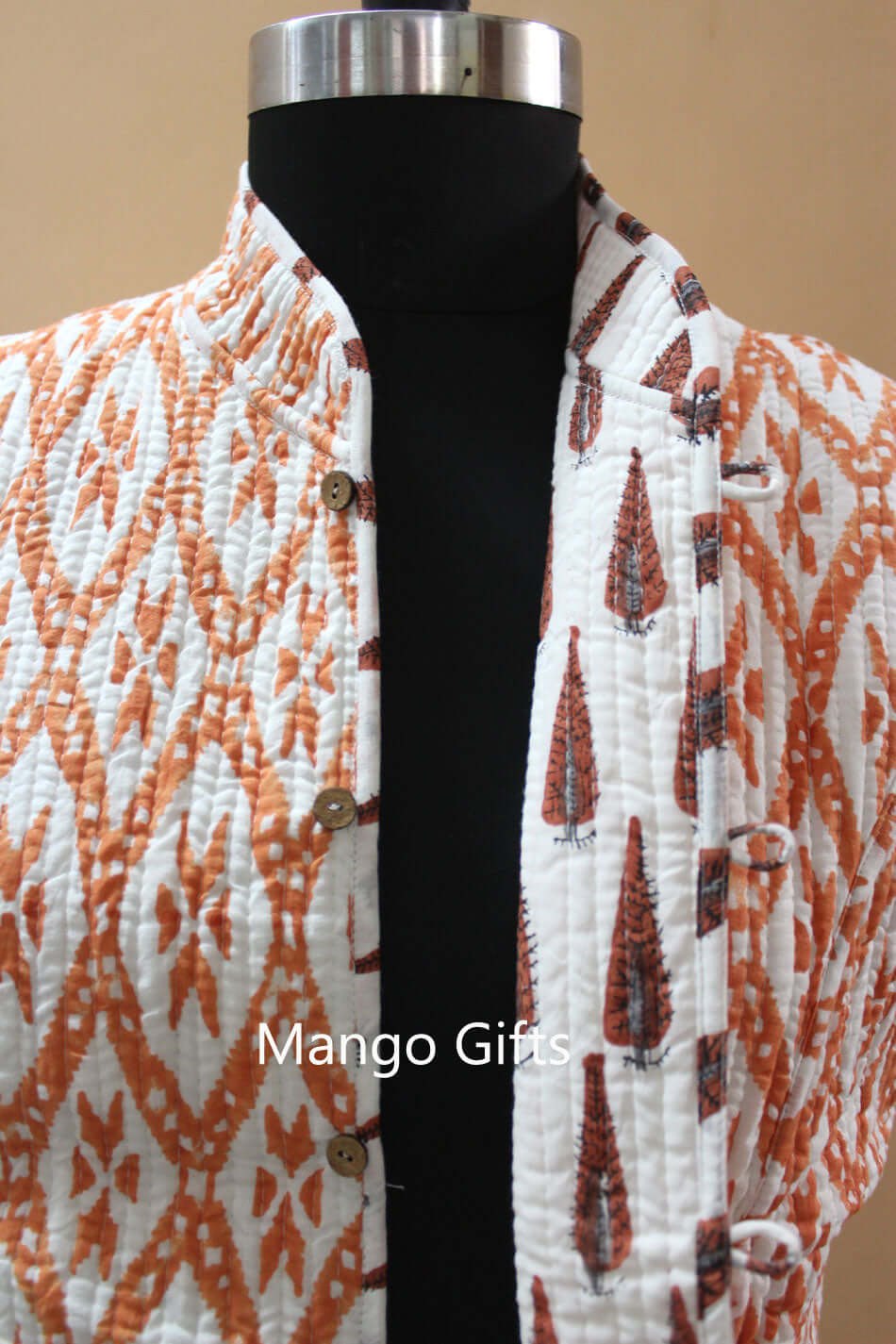 Discover our lightweight, stylish quilted jacket with pockets. Perfect for any season! Contact us for order inquiries.