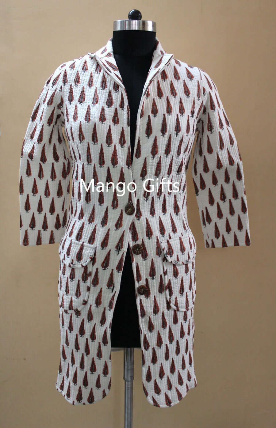 Discover our lightweight, 100% cotton white jacket featuring a button closure and pockets. Ideal for fashion-forward women!