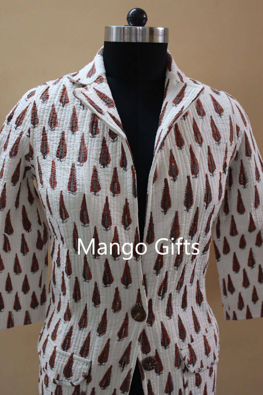 Discover our lightweight, 100% cotton white jacket featuring a button closure and pockets. Ideal for fashion-forward women!