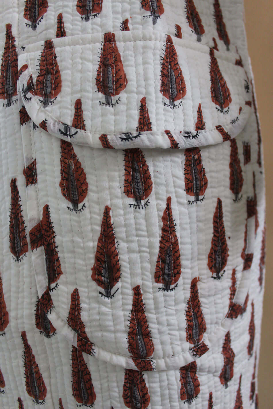 Discover our lightweight, 100% cotton white jacket featuring a button closure and pockets. Ideal for fashion-forward women!