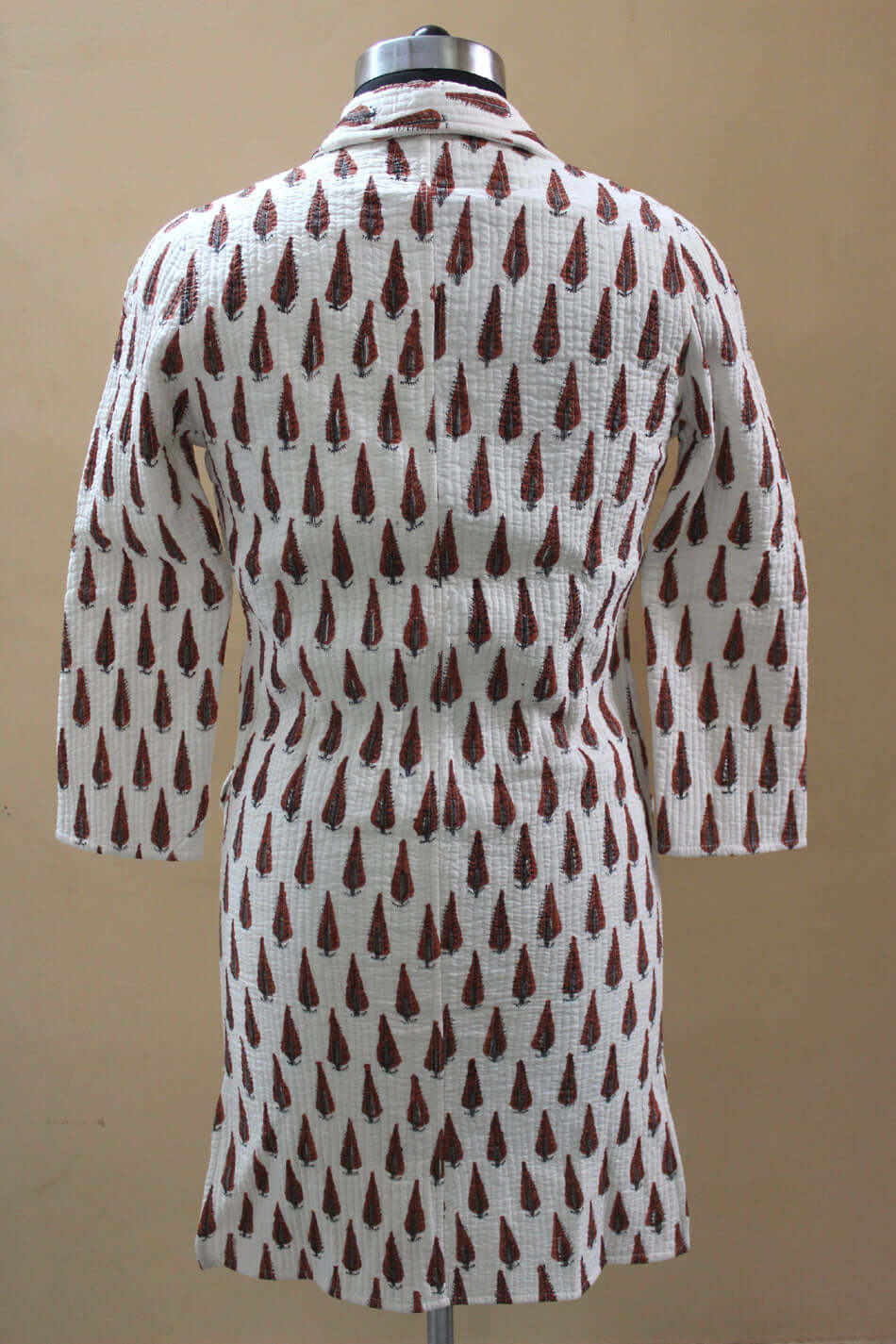 Discover our lightweight, 100% cotton white jacket featuring a button closure and pockets. Ideal for fashion-forward women!