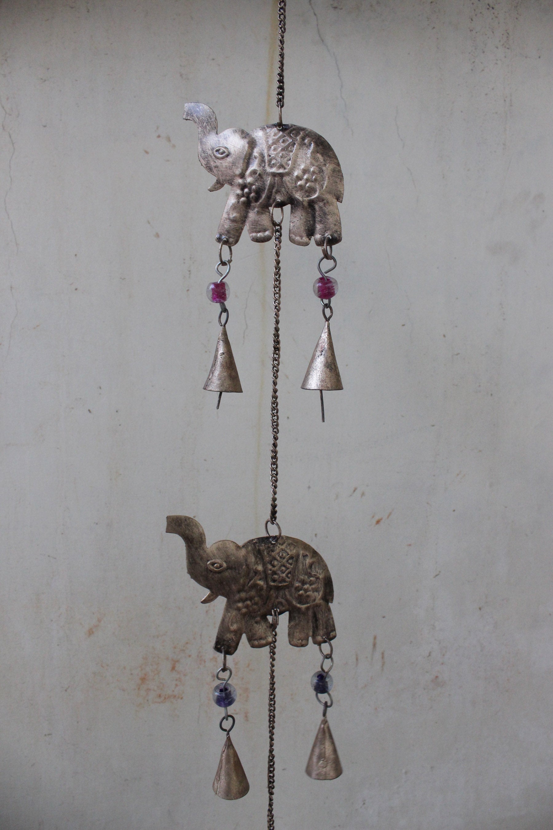 Enhance your garden with our 130 cm elephant wind chime. Handmade, recycled materials, sounds beautiful! Perfect outdoor decor.