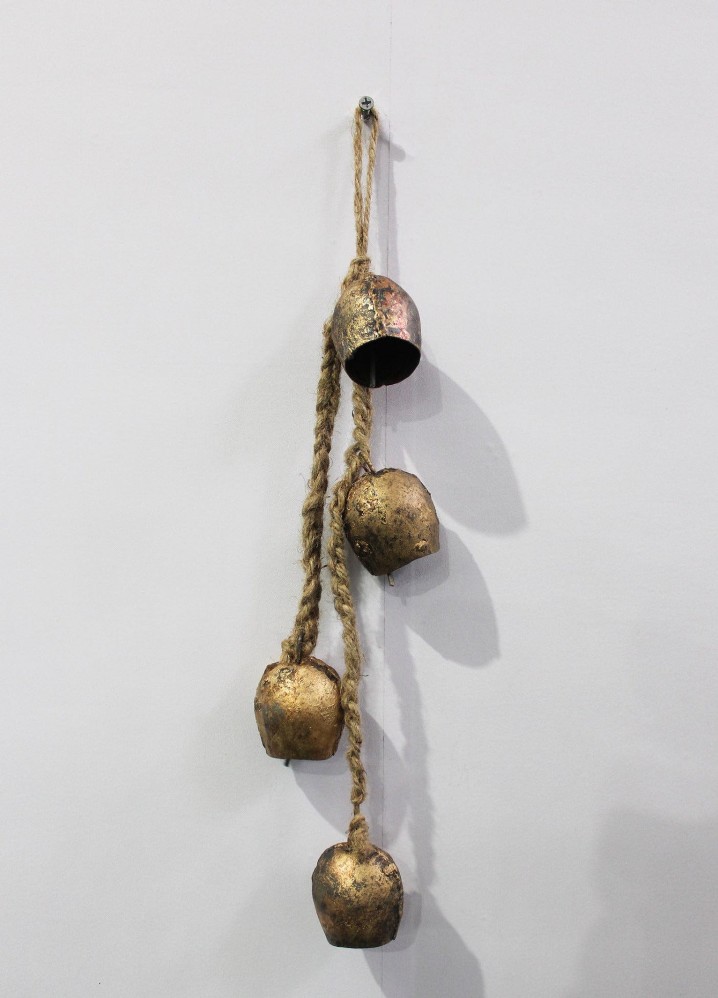 Transform your garden with these shabby chic wind chimes! Handmade tin bells on jute rope, perfect for wholesale décor lovers.