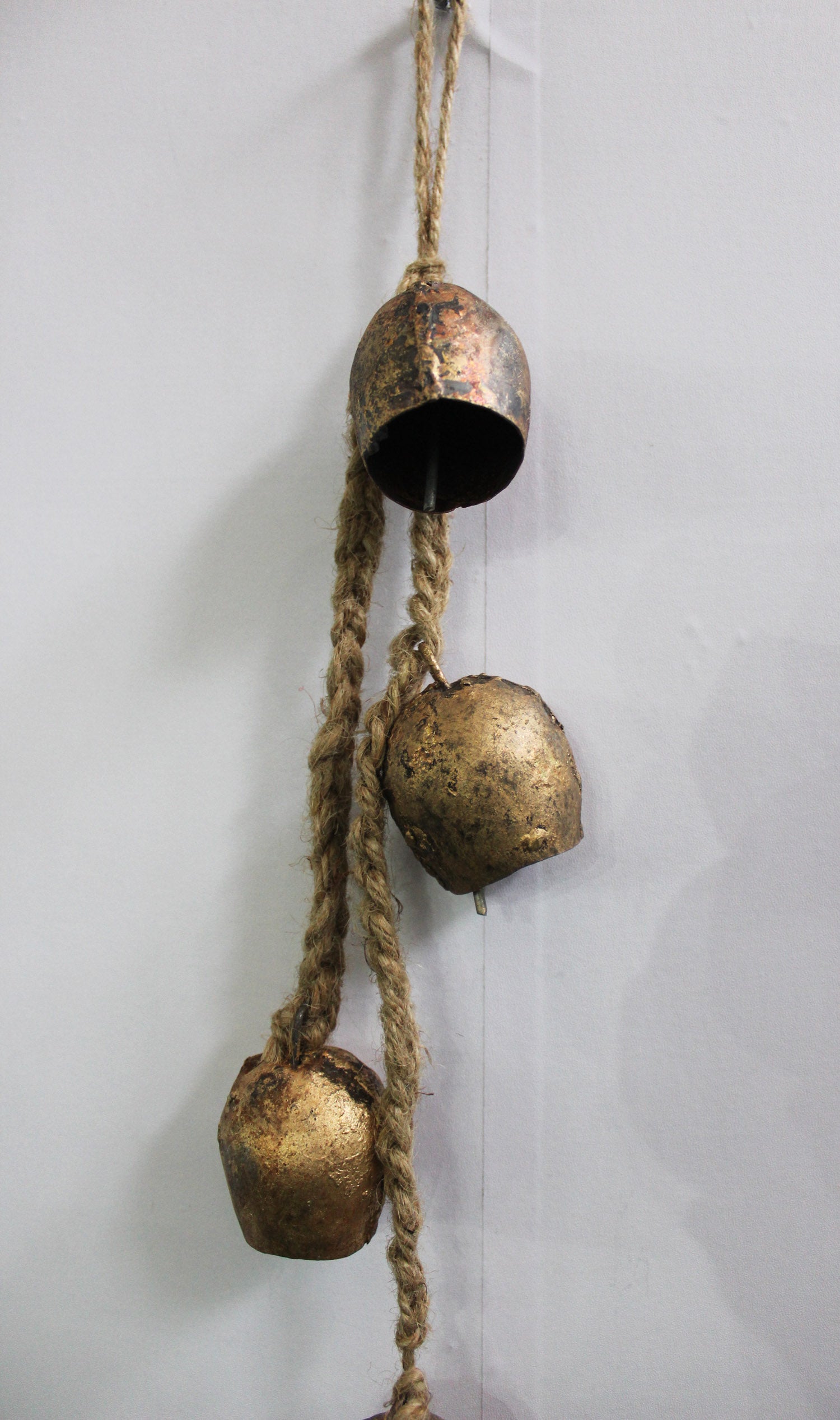 Transform your garden with these shabby chic wind chimes! Handmade tin bells on jute rope, perfect for wholesale décor lovers.