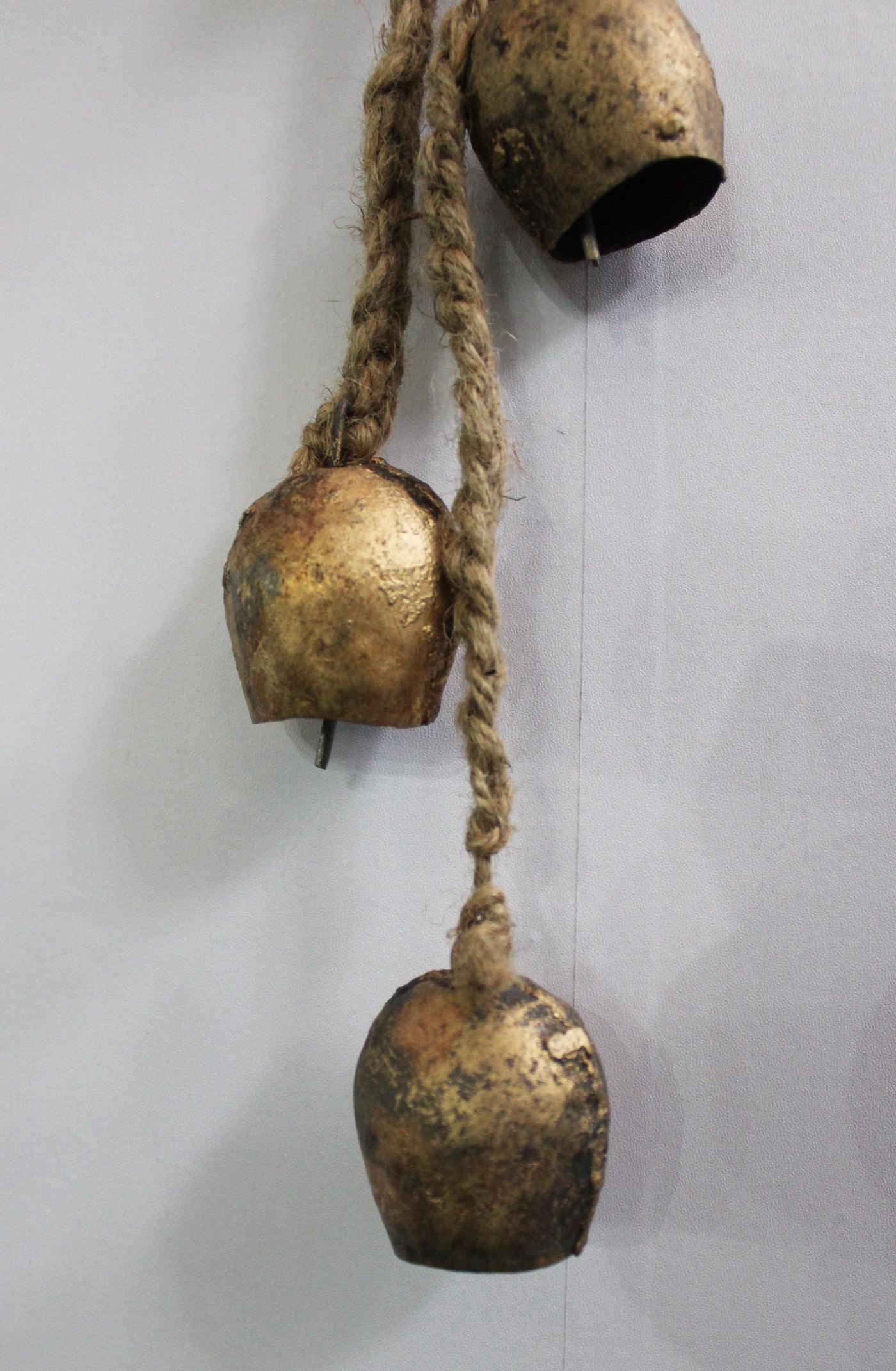 Transform your garden with these shabby chic wind chimes! Handmade tin bells on jute rope, perfect for wholesale décor lovers.