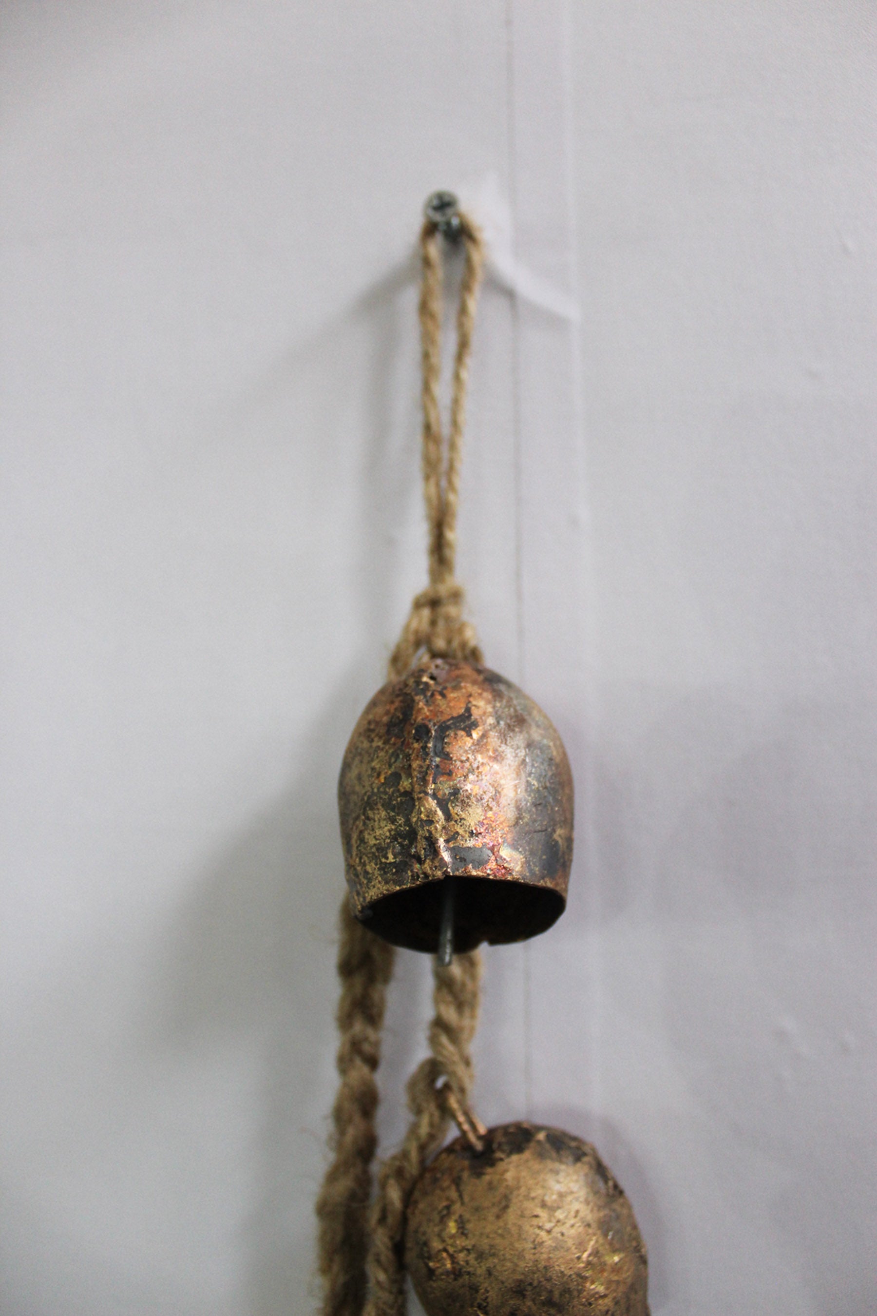 Transform your garden with these shabby chic wind chimes! Handmade tin bells on jute rope, perfect for wholesale décor lovers.