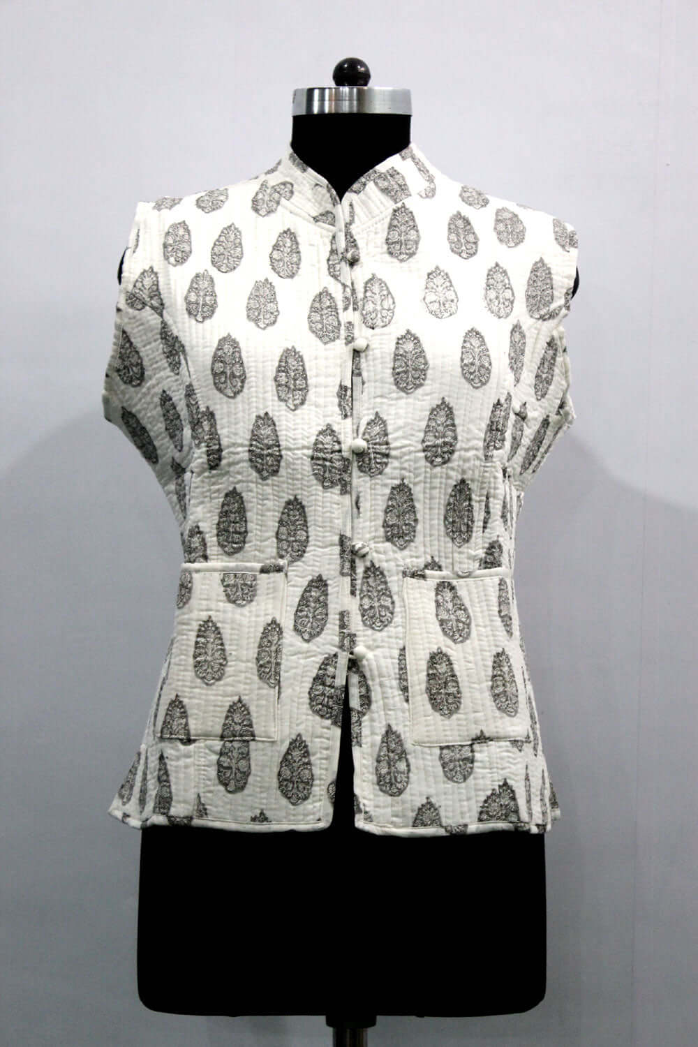 Lightweight 100% cotton jacket with button closure, sleeveless design, and pockets. Perfect fashion wear for any occasion.