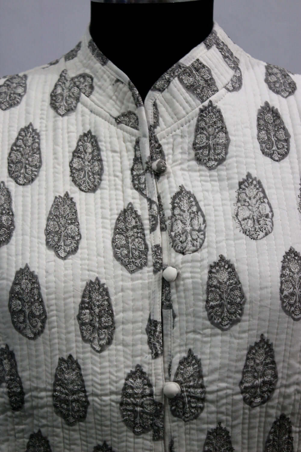 Lightweight 100% cotton jacket with button closure, sleeveless design, and pockets. Perfect fashion wear for any occasion.