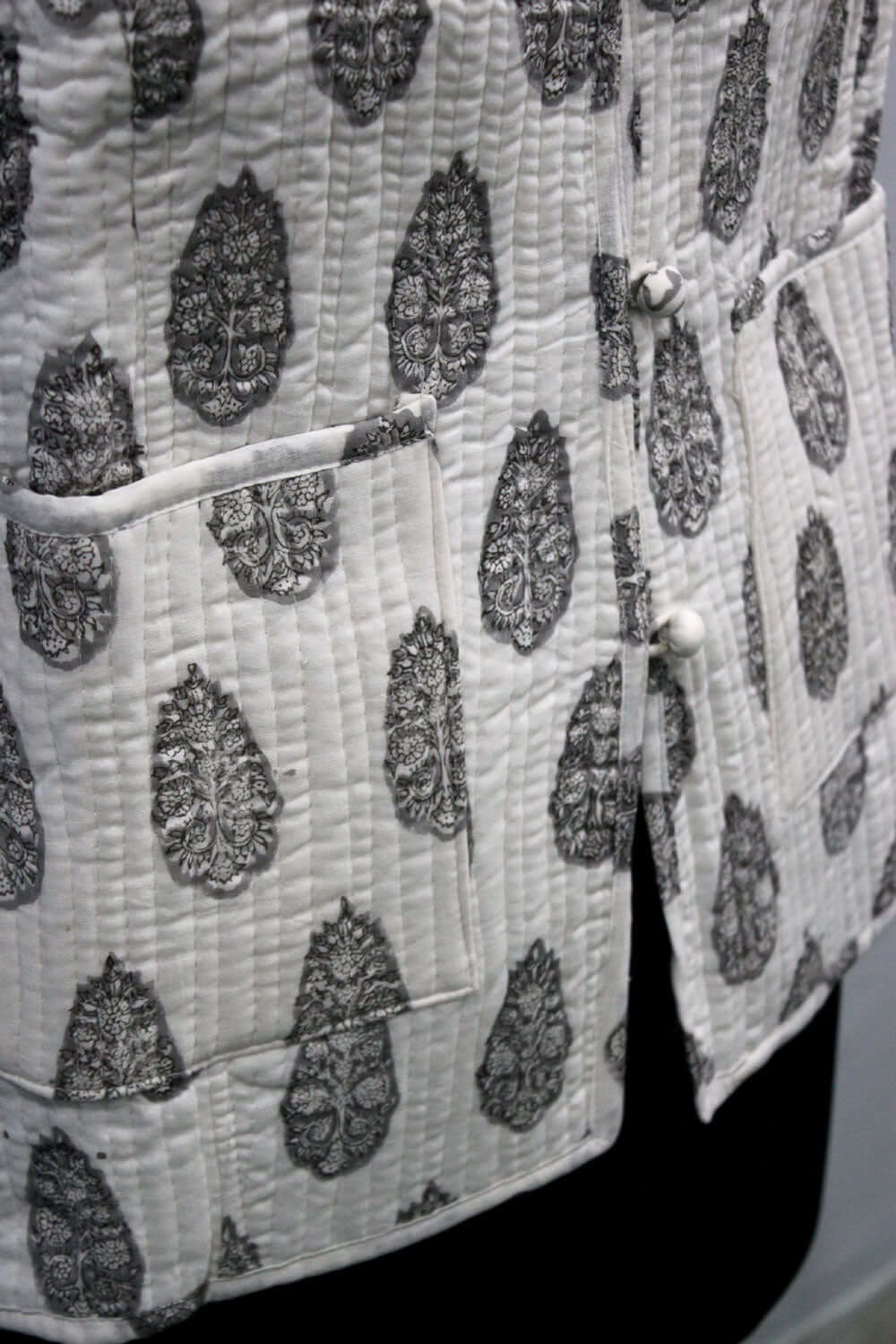 Lightweight 100% cotton jacket with button closure, sleeveless design, and pockets. Perfect fashion wear for any occasion.