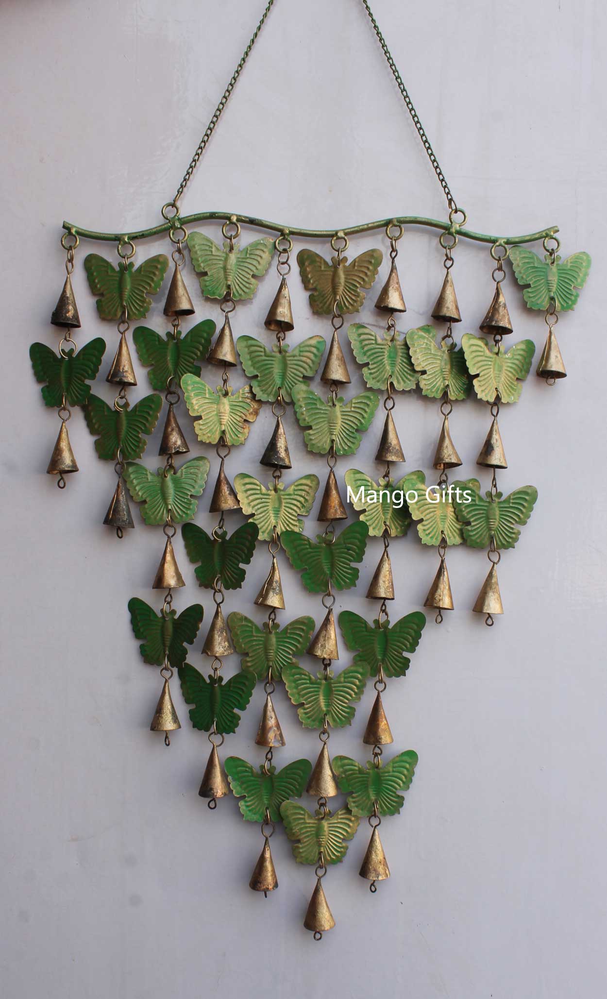 Enhance your space with this green 28 butterflies wind chime, perfect for indoor and outdoor decoration. Tinkling bells create a soothing ambiance.