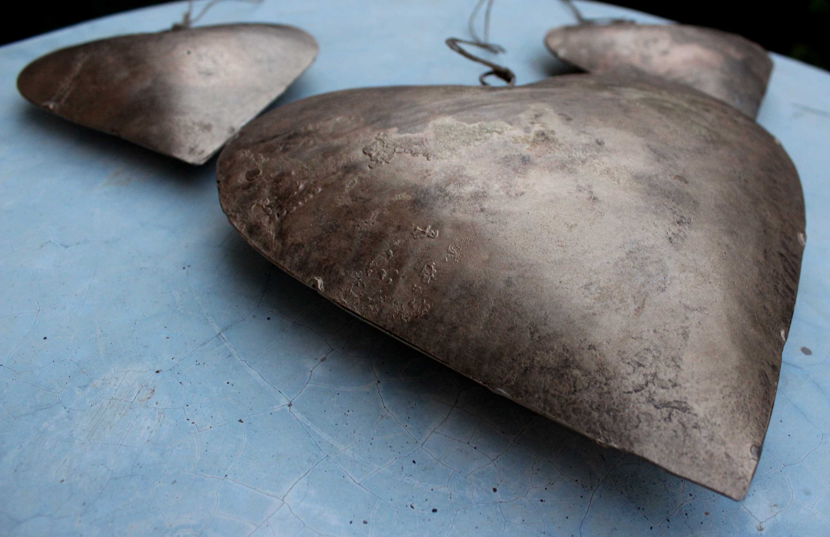 Handmade Indian metal crafts. Large, charming heart hangings made from recycled iron—perfect love gifts for weddings.