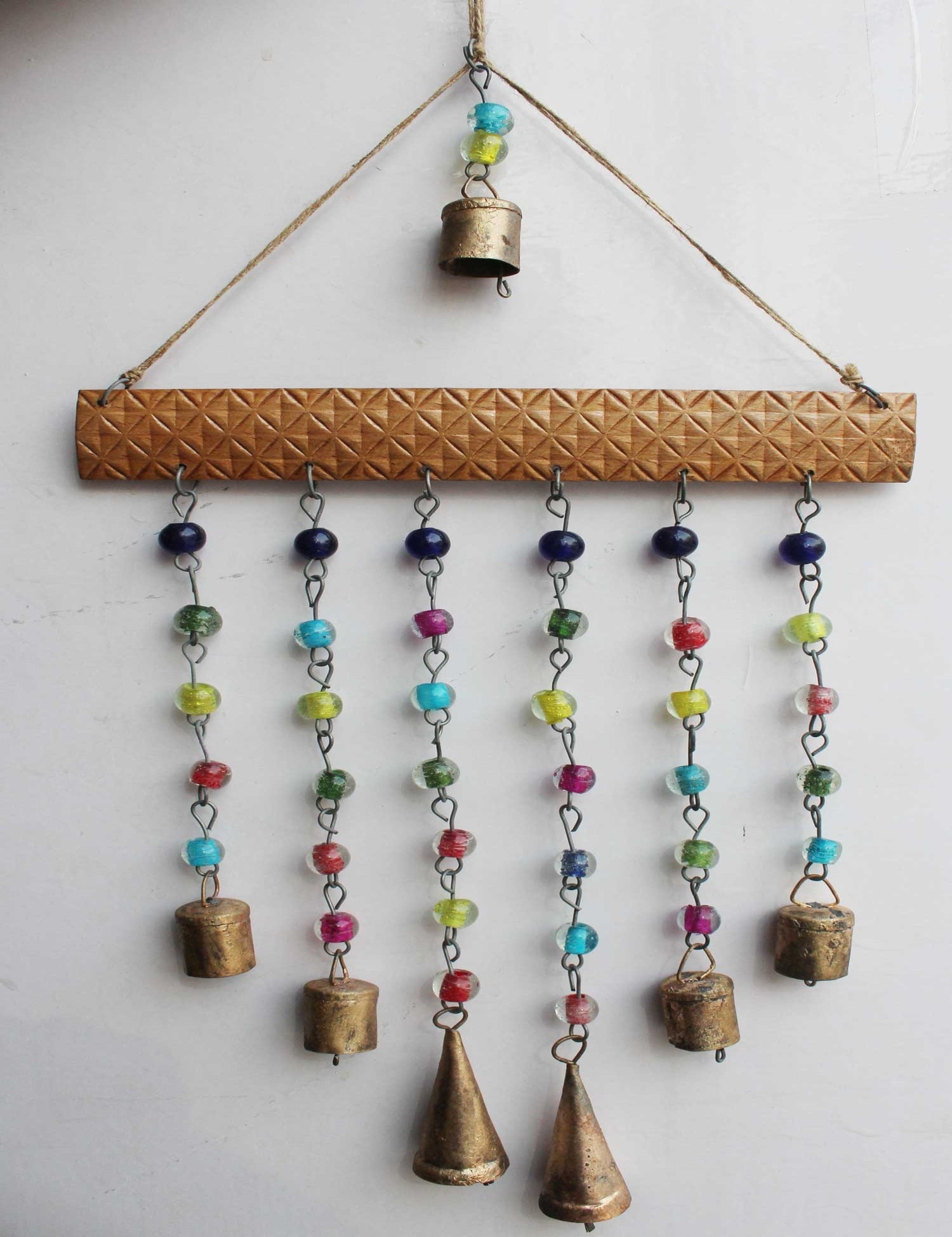 Discover our unique beaded iron windchime, ideal for any occasion. Handmade with love, this decorative piece is perfect for your space!