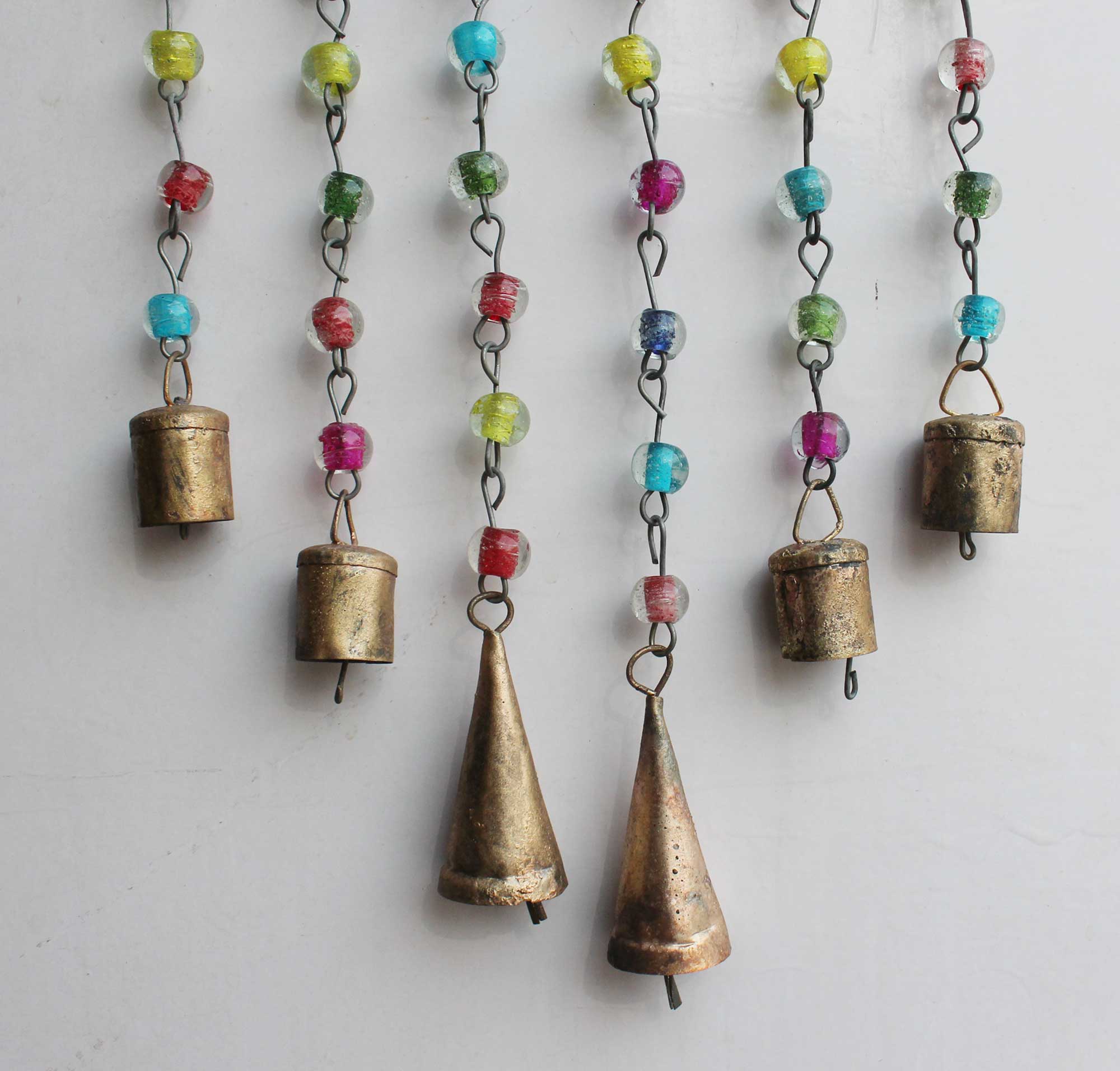 Discover our unique beaded iron windchime, ideal for any occasion. Handmade with love, this decorative piece is perfect for your space!