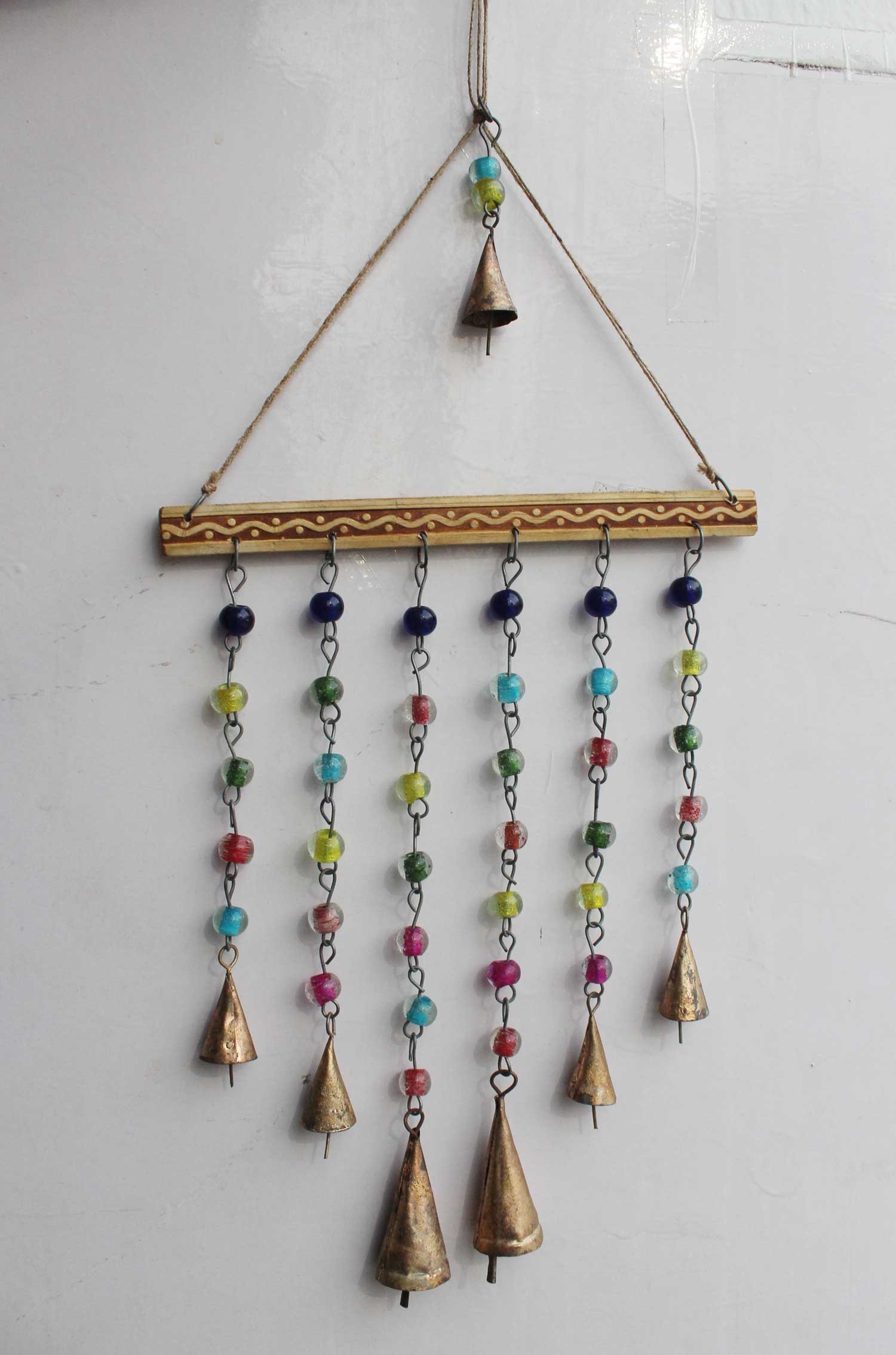 Discover our unique beaded iron windchime, ideal for any occasion. Handmade with love, this decorative piece is perfect for your space!