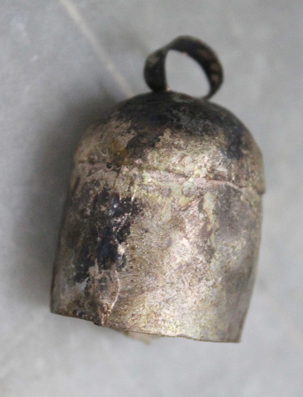 Explore our unique 2" rustic tin bells made from recycled iron with a vintage finish. Perfect for DIY projects and wall hanging decor!